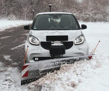 Winterdienstfahrzeug mit Schneeschieber